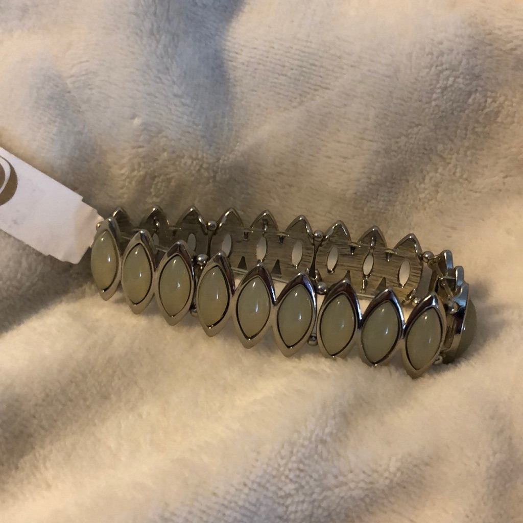 Nwt Charming Charlie Bracelet 8$